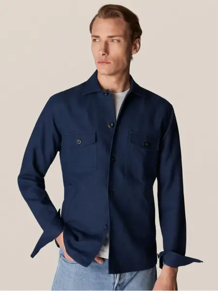 Mann med marineblå skjorte