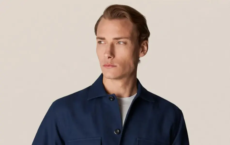 Mann med marineblå skjorte