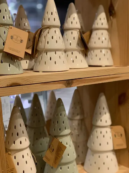 hvite og lysegrønne lyslykter fra søstrene grene formet som trær