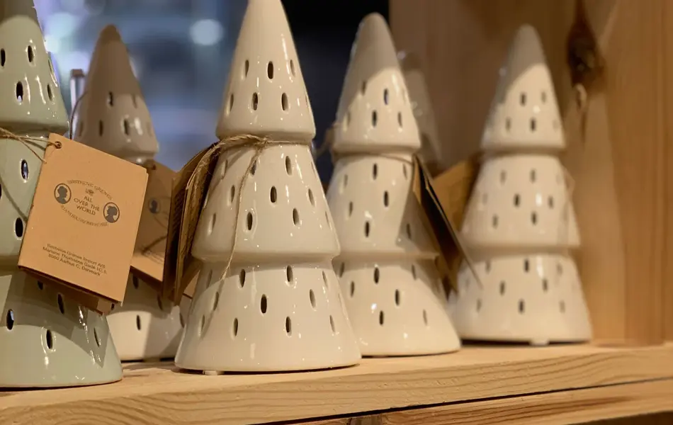 hvite og lysegrønne lyslykter fra søstrene grene formet som trær