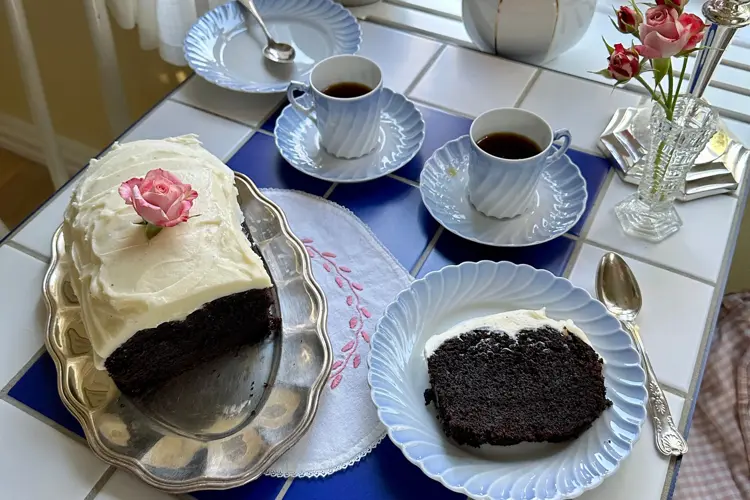 Sjokoladekake med olivenolje, kaffe og rosesmørkrem.