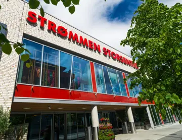 Fasadebilde av Strømmen Storsenter viser inngangsparti til senteret