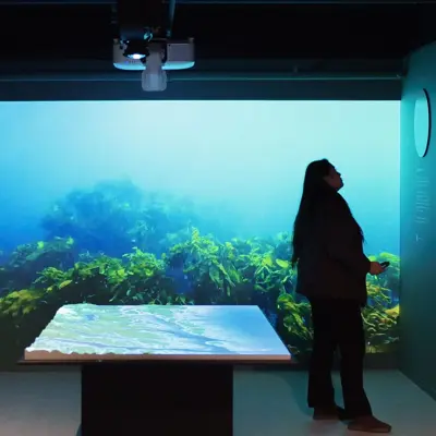 Bilde av kvinne i havbruksutstillinga