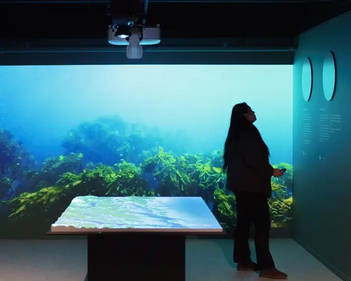 Bilde av kvinne i havbruksutstillinga