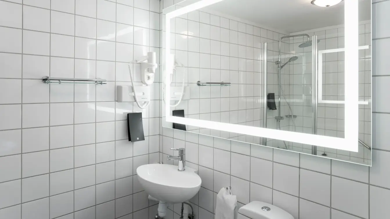 Bad med stort speil og vask i familierom og buisnessrom på Thon Hotel Skeikampen