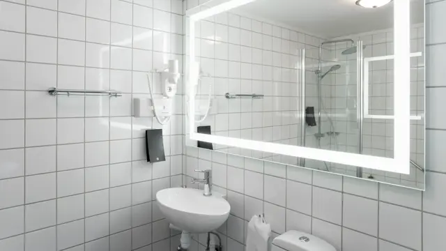 Bad med stort speil og vask i familierom og buisnessrom på Thon Hotel Skeikampen