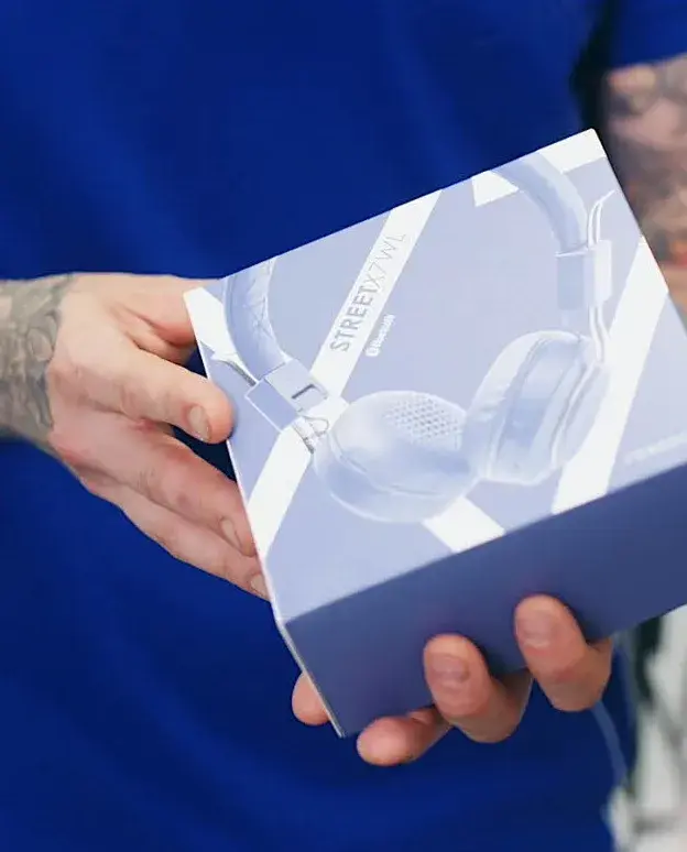 mann holder en eske med headset i