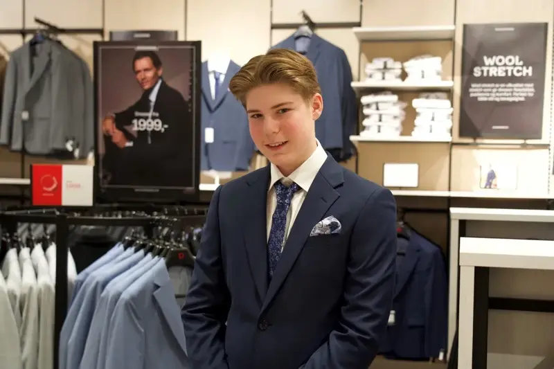 gutt i blå dress og slips hos Dressmann