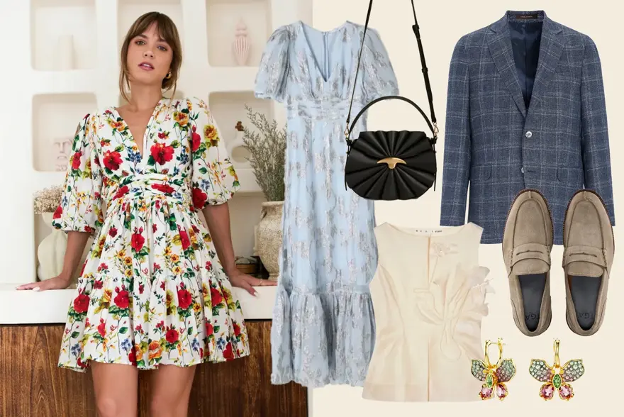 Dame i blomstrete kort kjole lener seg mot en benk. Lang lyseblå kjole med sølvdetaljer, sort skulderveske, beige topp, øredobber med stener, blå blazer, semskede brune loafers.