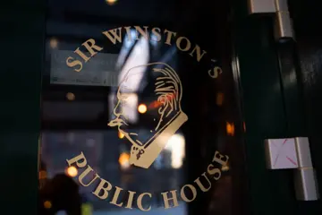 Døren til Sir Winston's Public House med logoen på vinduet