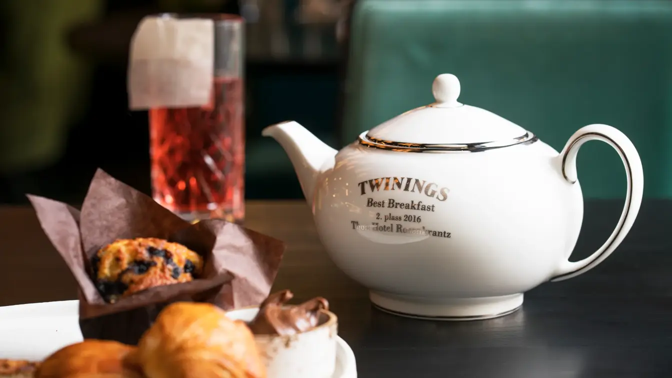 Te kanne med teksten "Twinings Best Breakfast 2plass 2016" på Thon Hotel Rosenkrantz Oslo