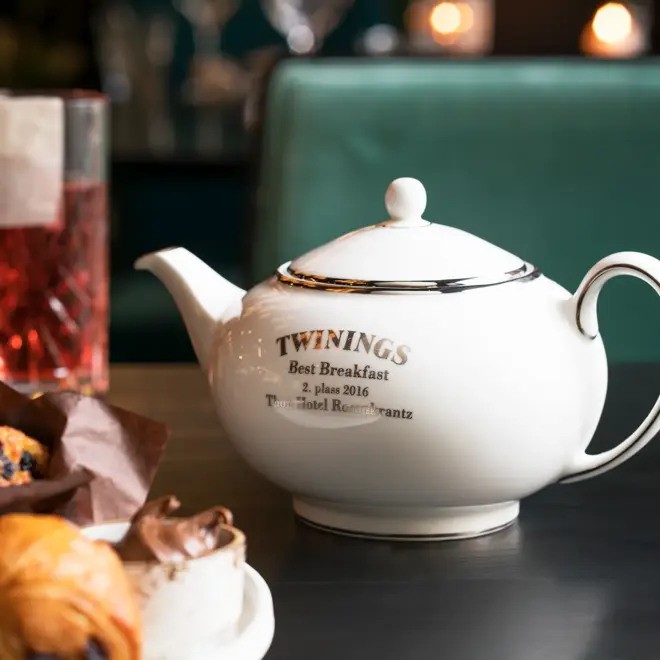 Te kanne med teksten "Twinings Best Breakfast 2plass 2016" på Thon Hotel Rosenkrantz Oslo