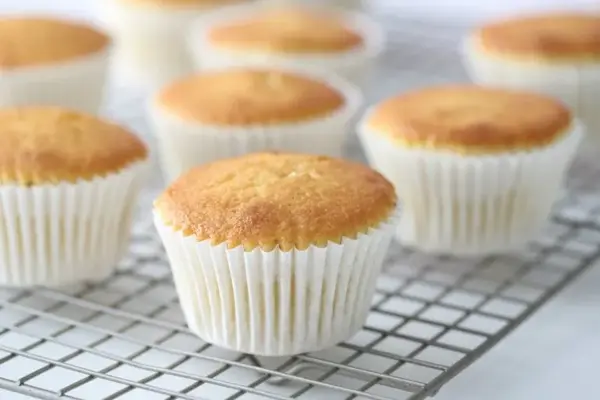 Ferdig stekte cupcakes på en bakerist