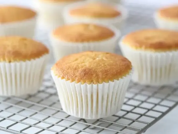 Ferdig stekte cupcakes på en bakerist