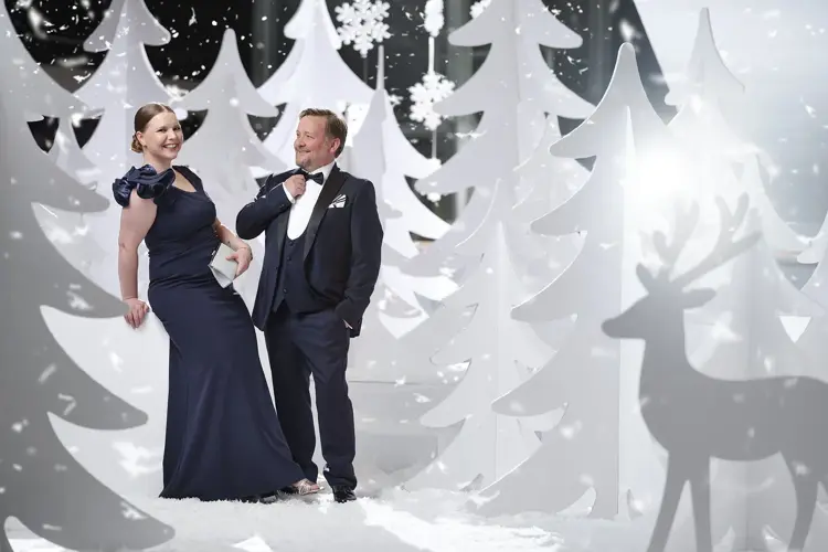 Julens festligheter står for tur med både familieselskaper, julebord på jobben og fest med venner. Se Moas flotte medarbeidere vise deg de fineste antrekkene.