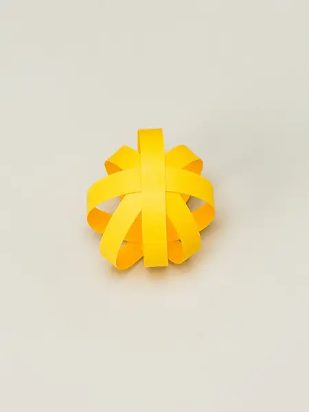 Gule striper som limet sammen slik at den utgjør en ball