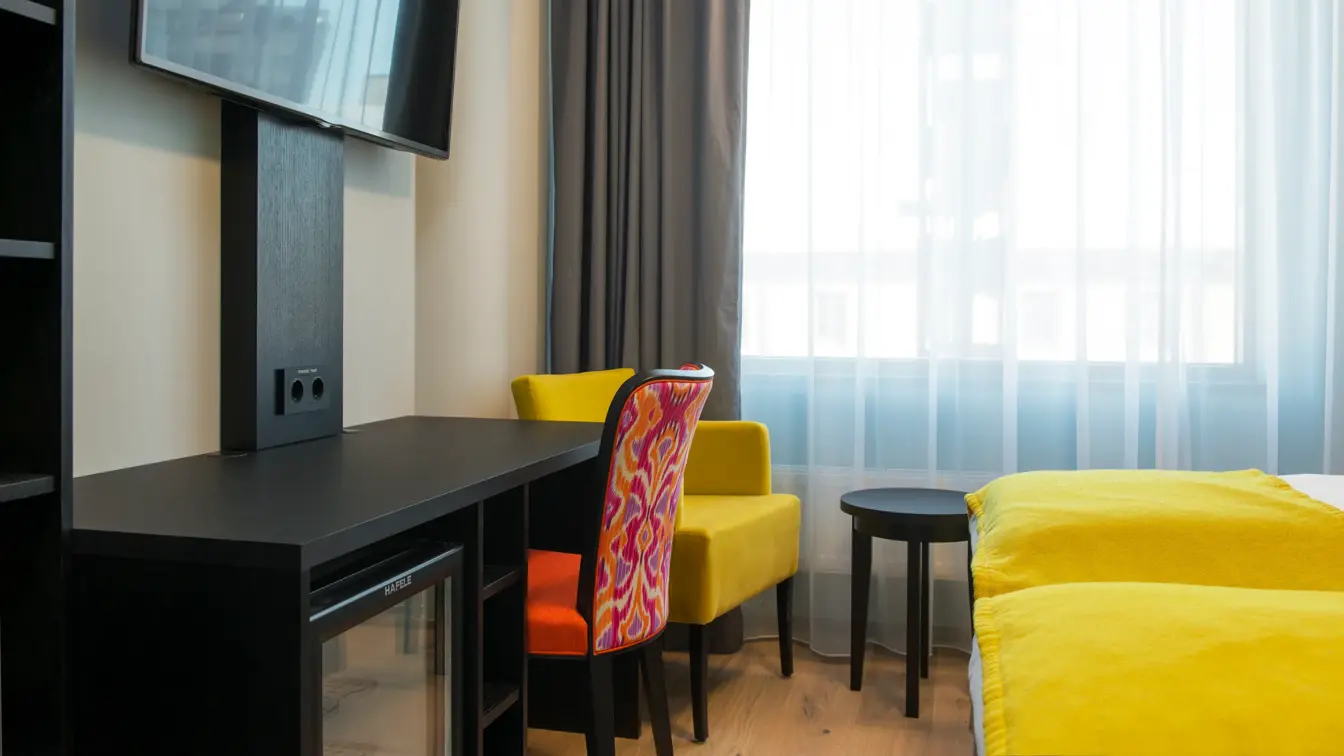 Seng, skrivebord og sitteplass i standardrom på Thon Hotel Vika Atrium i Oslo
