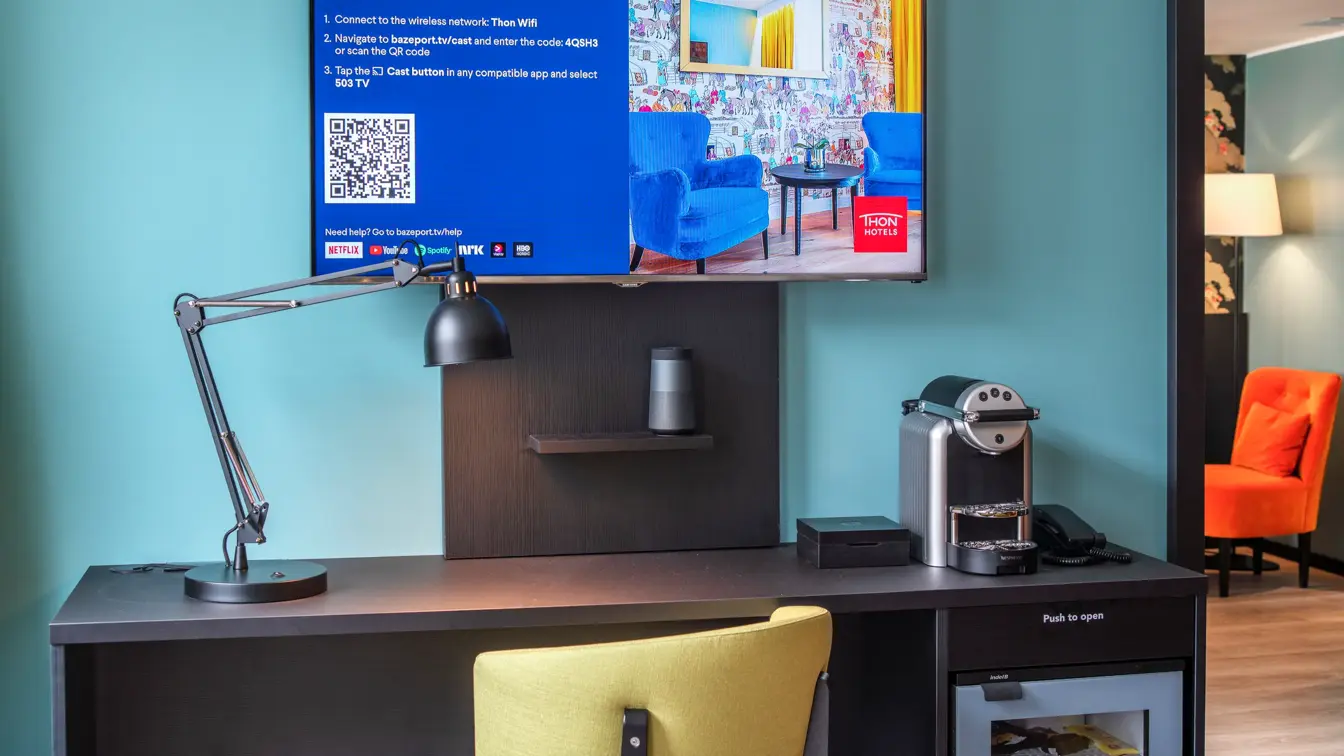 Skrivebord med leselampe, kaffemaskin i business rom på Thon Hotel Bristol Bergen