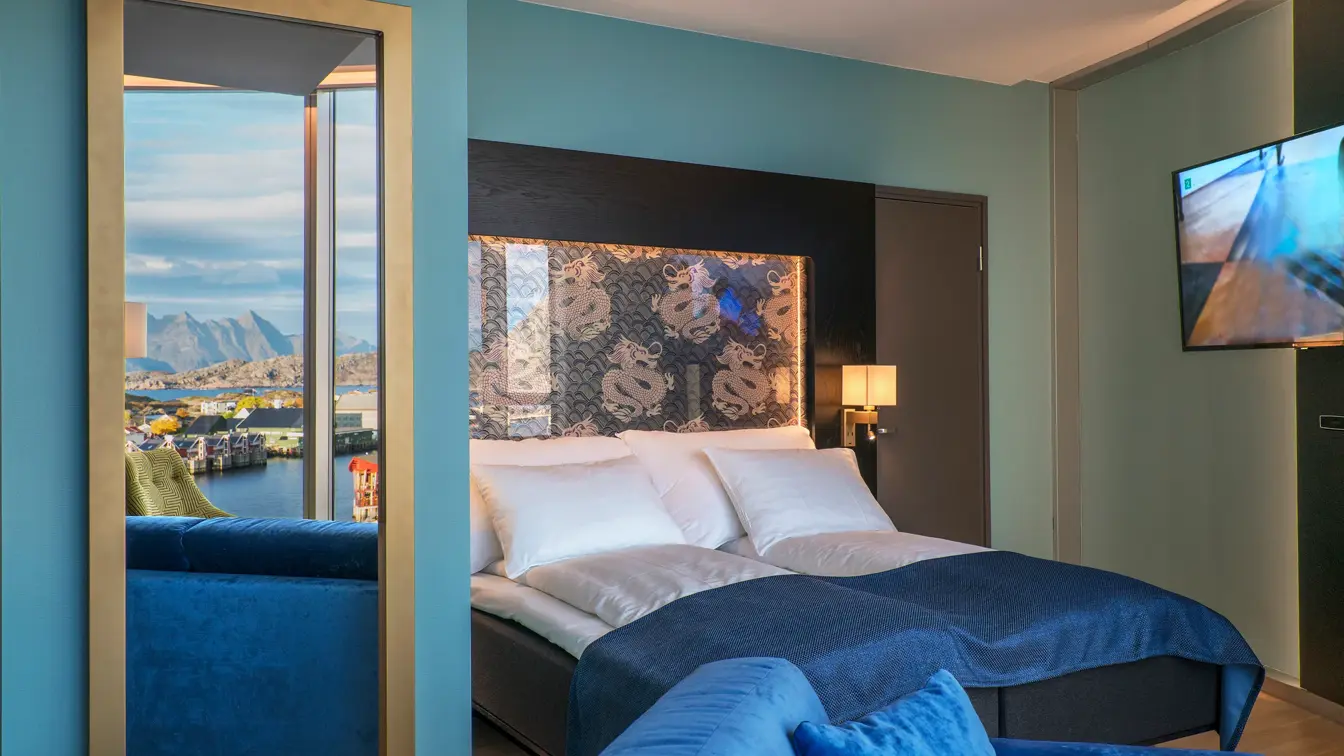 Dobbeltseng og tv på buisness room på thon hotel lofoten i Svolvær