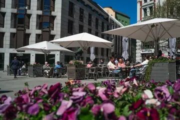 Et bilde av uteservering på Tostrup Uteservering midt på Karl Johan