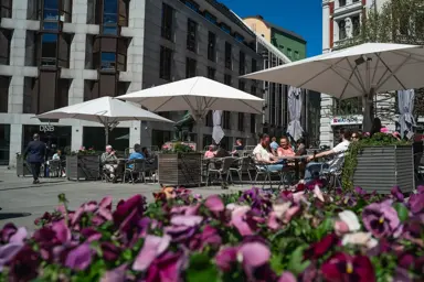Et bilde av uteservering på Tostrup Uteservering midt på Karl Johan