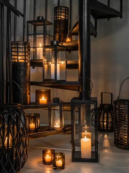 Lykter satt i en trapp