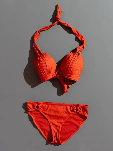 Badetøy i knalle farger til alle kropper sommeren 2022