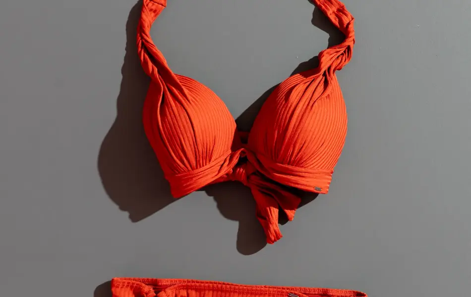 Badetøy i knalle farger til alle kropper sommeren 2022