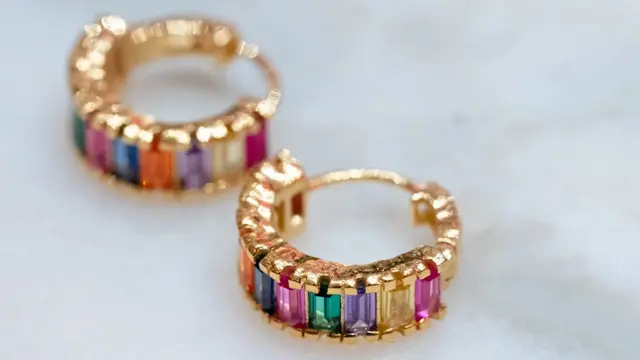 Nærbilde av fargerike gulløredobber 