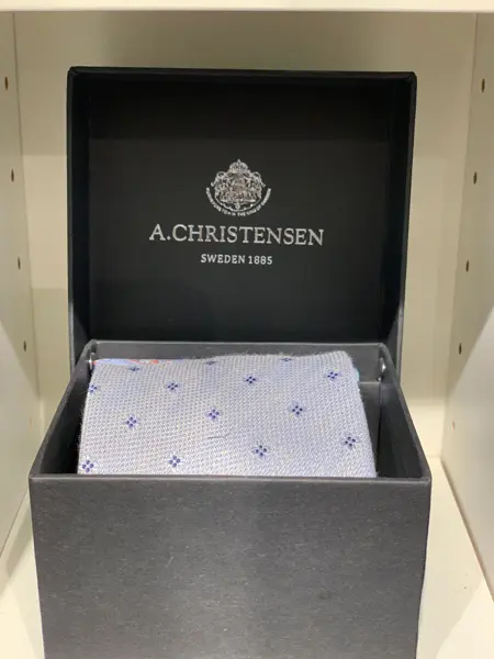 slips i blått og sølvmønster