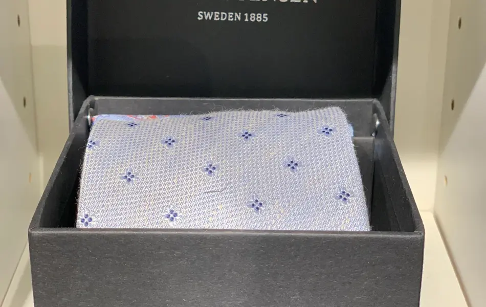 slips i blått og sølvmønster