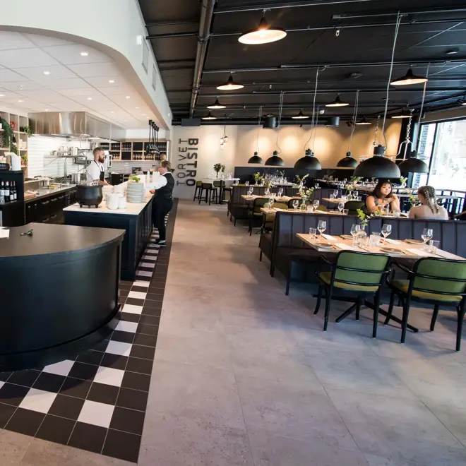 Oversikt over restauranten Restaurant med kokk og servitør som planlegger dagen på Torvet Bistro på Thon Hotel Parken i Kristiansand sentrum