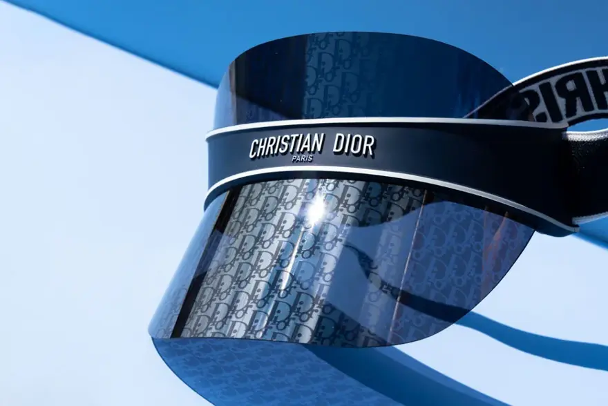 Blå solskerm med logo fra Christian Dior
