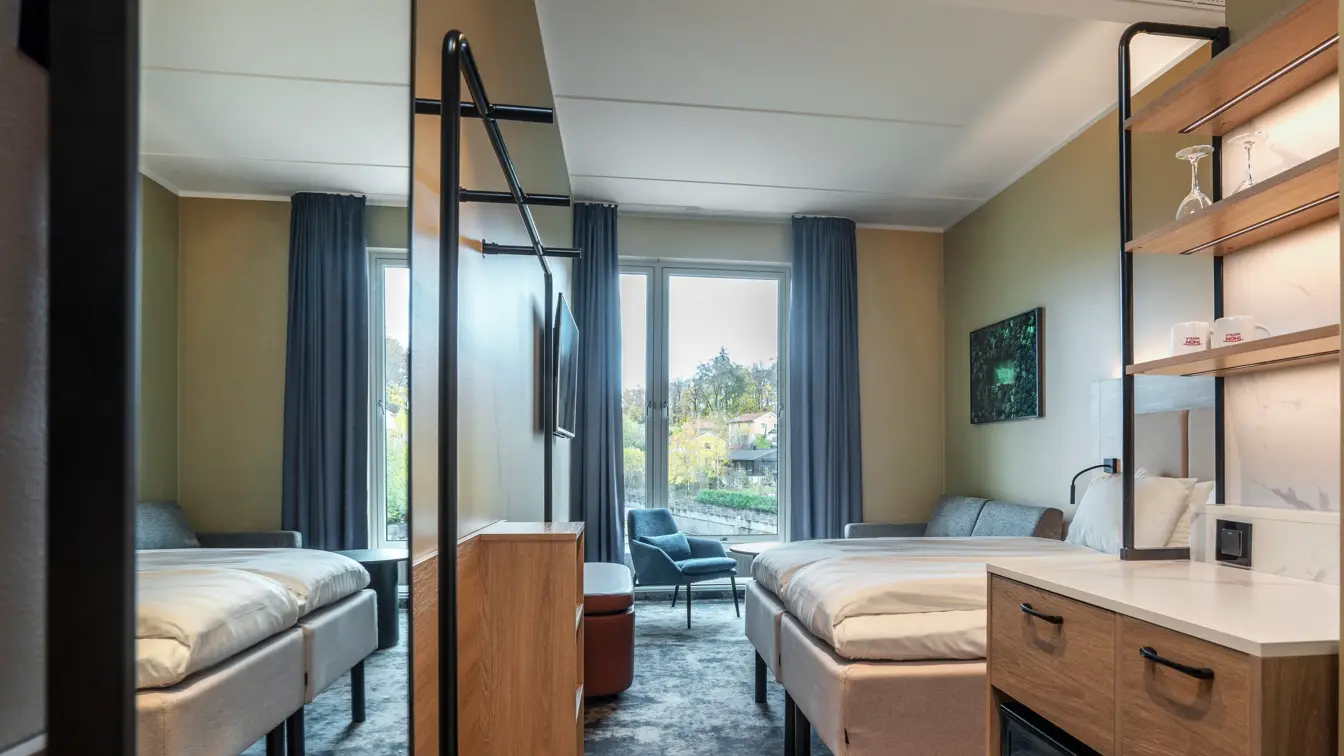 Dobbeltrom med dobbeltseng, diverse oppbevaring, vegghengt TV, stort vindu med utsikt