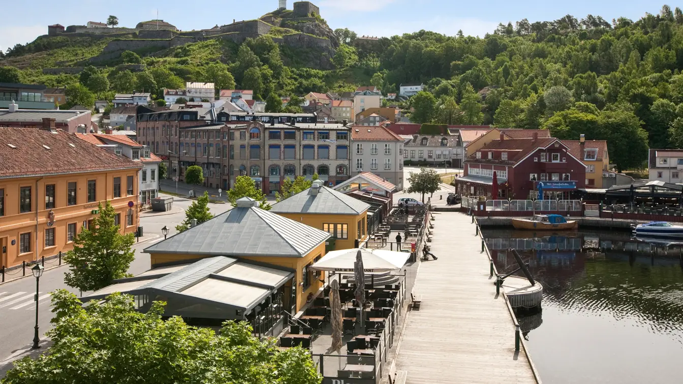 Bilde av bryggen i Halden, tatt fra balkongen på suiten på Thon Hotel Halden