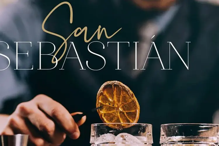 San Sebastian er en levende lounge bar, med en tropisk atmosfære og hjemmekoselig preg. 