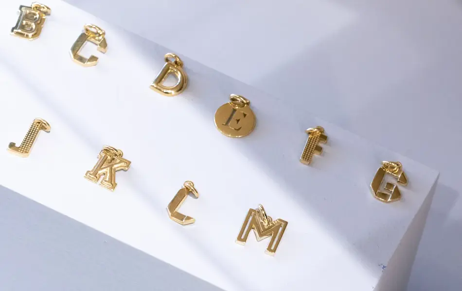 Bokstaver fra DAvid Andersen i gull til å henge på smykke