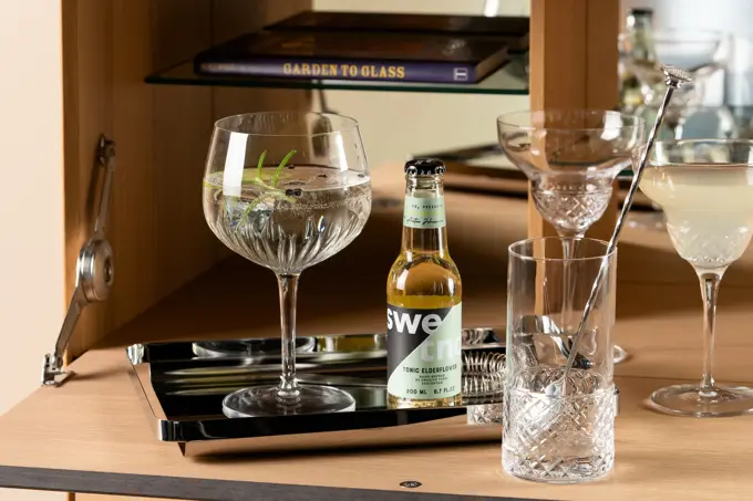 Drinker og glass på et bord