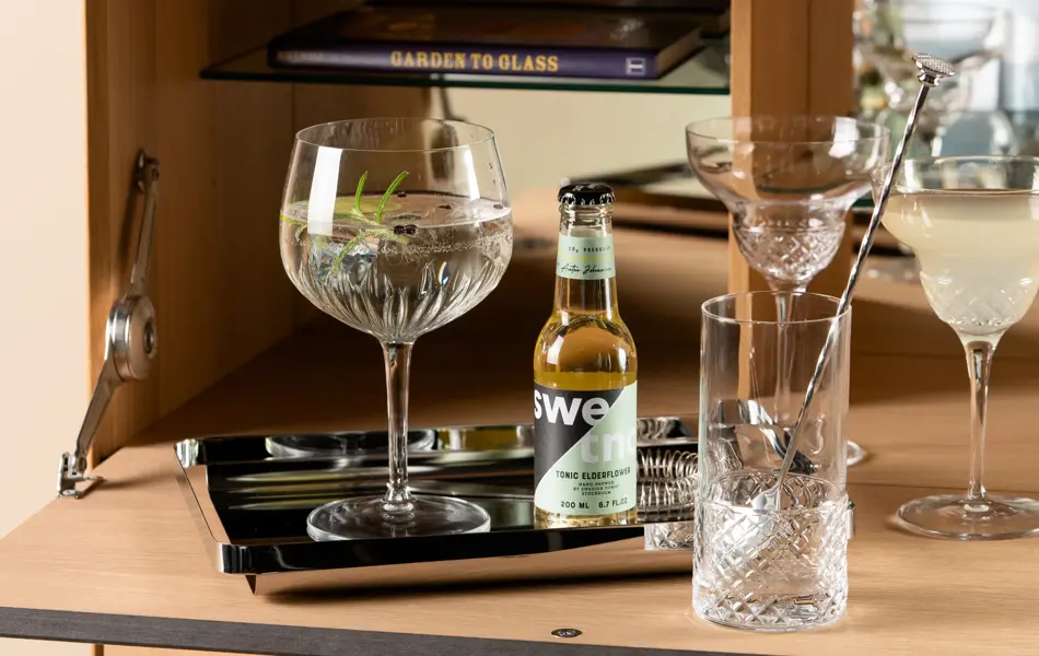 Drinker og glass på et bord