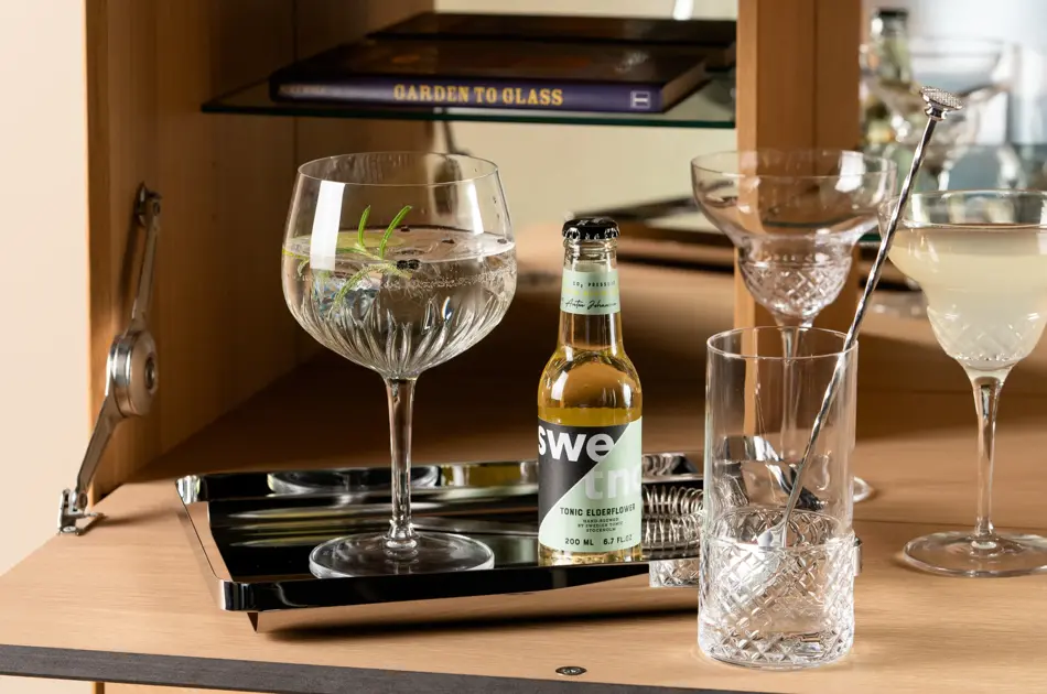 Drinker og glass på et bord