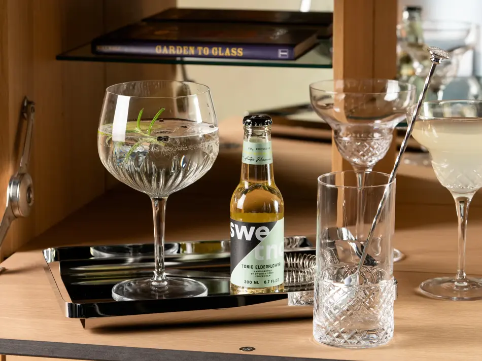 Drinker og glass på et bord