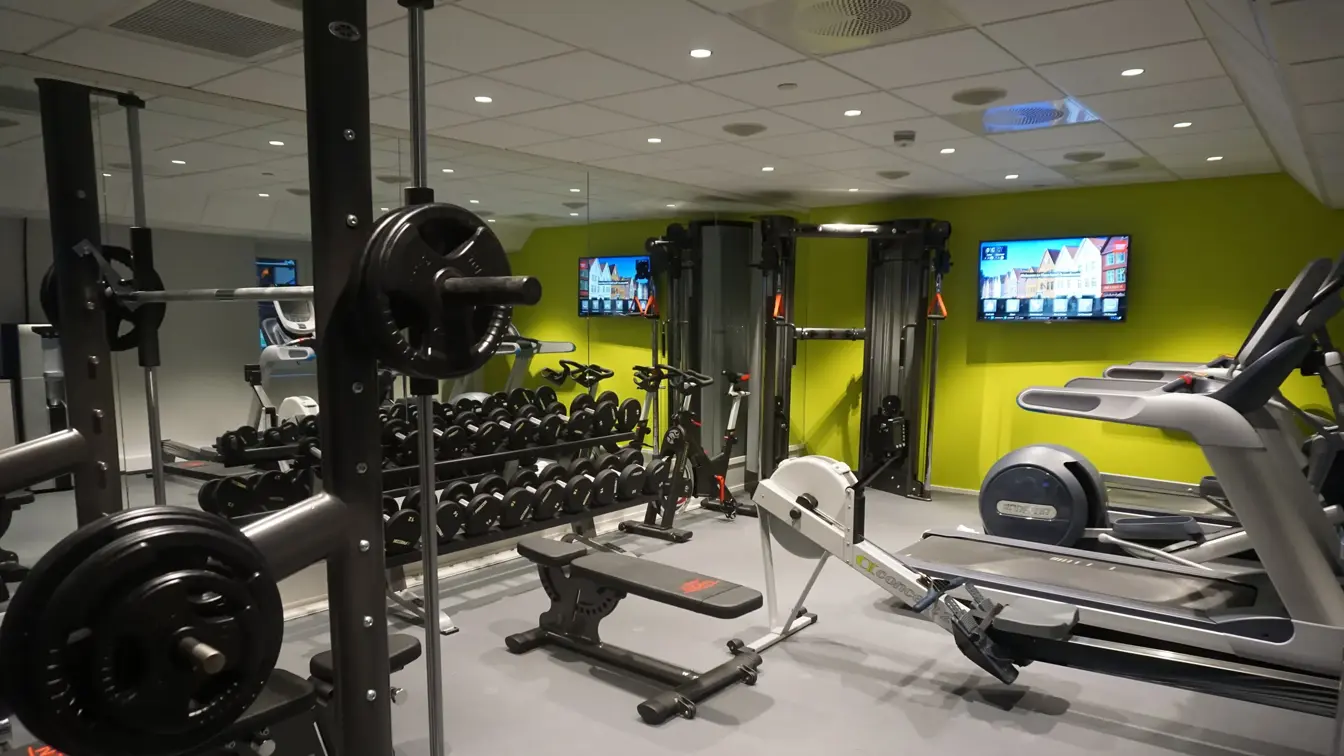 Tredemølla og vekter i treningsrom på Thon Hotel Rosenkrantz