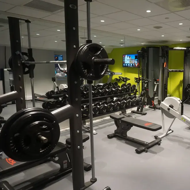 Tredemølla og vekter i treningsrom på Thon Hotel Rosenkrantz