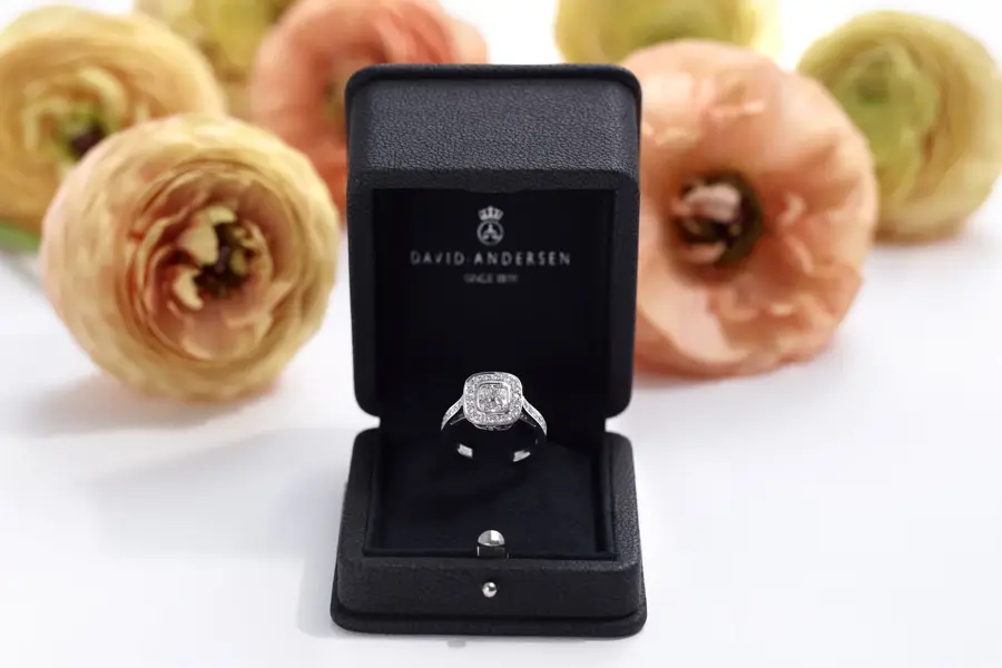 Diamantring ligger i boks