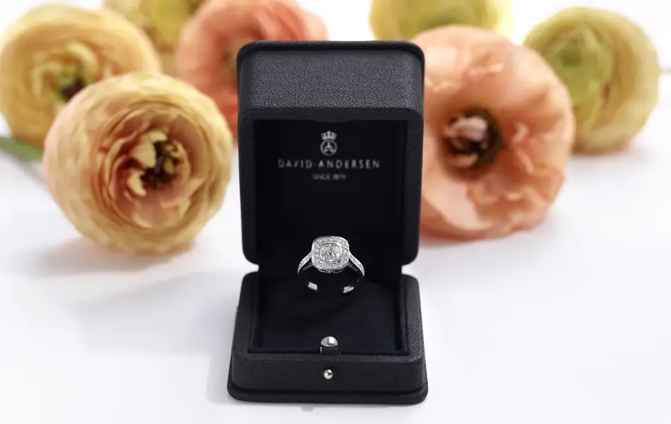 Diamantring ligger i boks