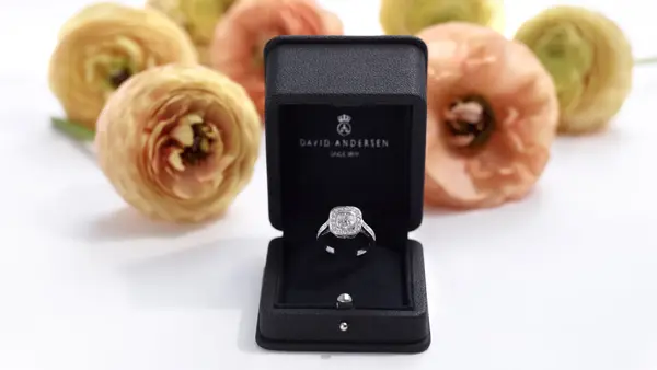 Diamantring ligger i boks
