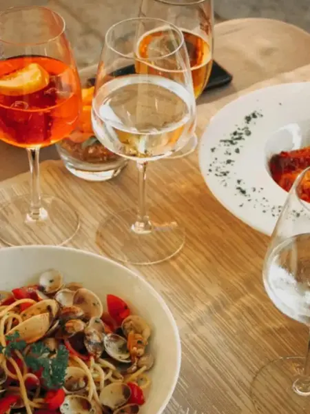 Dekket bord med vinglass og pastarett