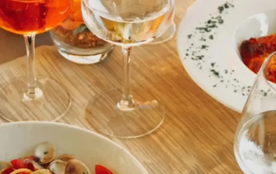 Dekket bord med vinglass og pastarett