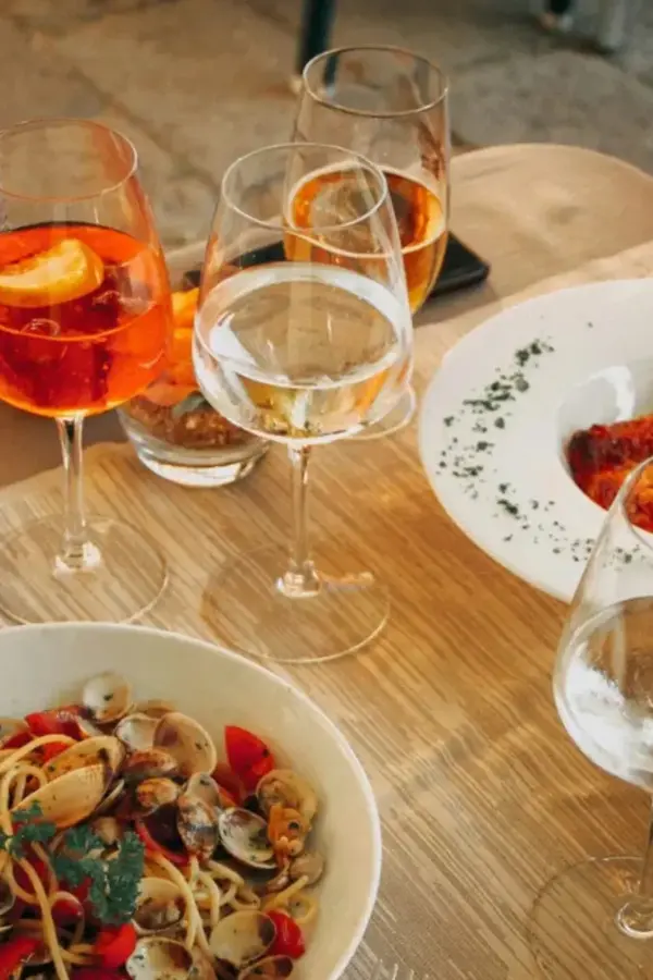 Dekket bord med vinglass og pastarett