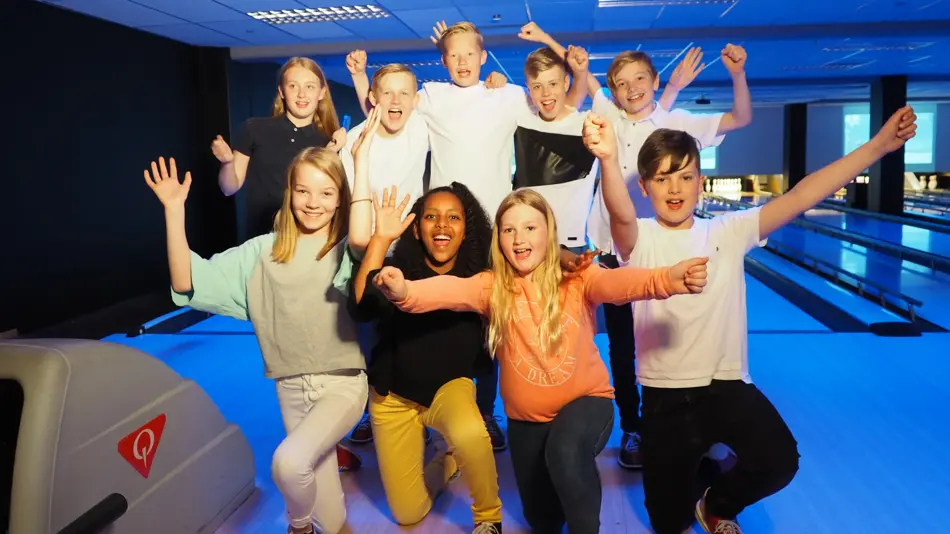 Barn som bowler hos Lucky Bowl